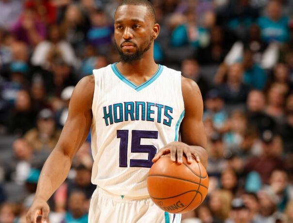 来到现场观战小老弟比赛！首节暂停期间 克林根在场边指导杨瀚森（克林根亲临观战小老弟，首节暂停场边指点杨瀚森）